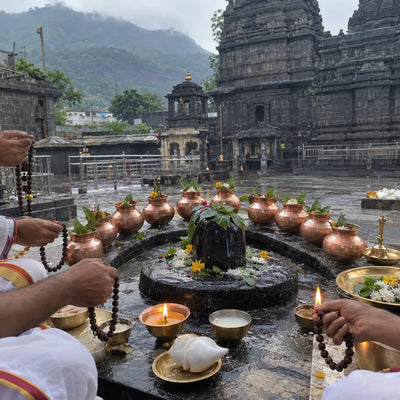 Eleven kalashes around a Shivling for Laghu Rudra