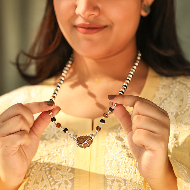 1 Mukhi Rudraksha & Karungali Pendant with Silver Cap
