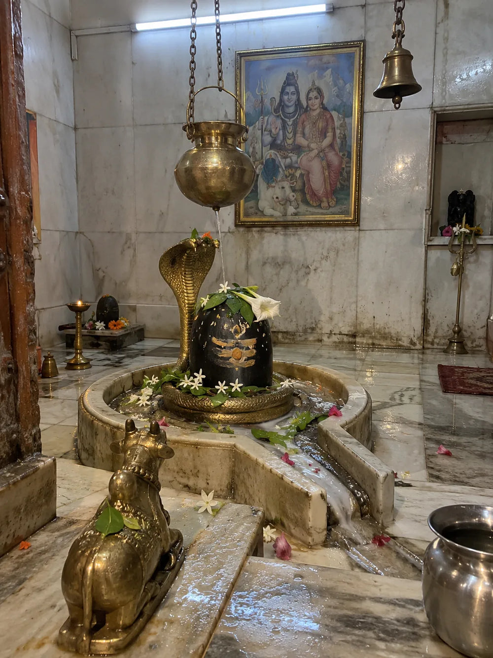 Prem Milan Rudrabhishek: Shivling with a brass serpent and a jaladhari pot, Nandi facing it